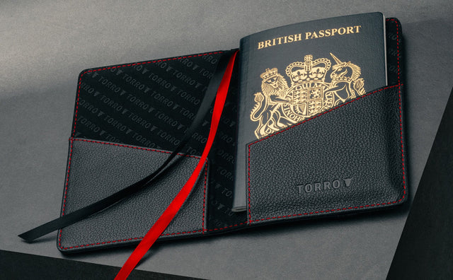 Porte-Passeport en Cuir Feature Focus