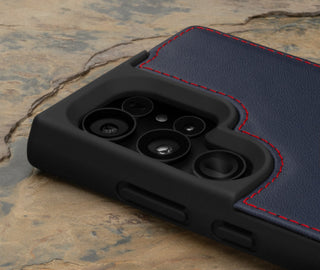 Kameraausschnitt auf der marineblauen Lederhülle für das Samsung Galaxy S24 Ultra